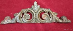 Fregio a cimasa in legno intagliato e argentato fume' XVIII° sec. cm.47 x 15